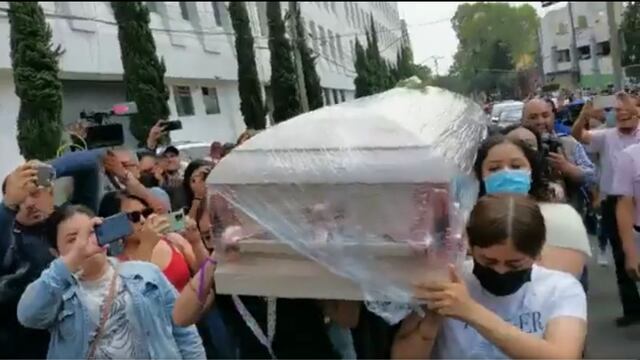 Perla Cristal es hallada muerta en Guanajuato; exigen justicia frente a la Fiscalía de la CDMX con ataúd de la joven