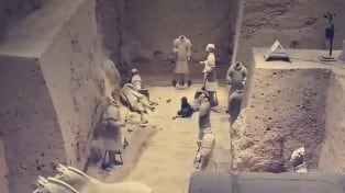 China: Turista salta a foso y destruye dos estatuas del Ejército de Terracota