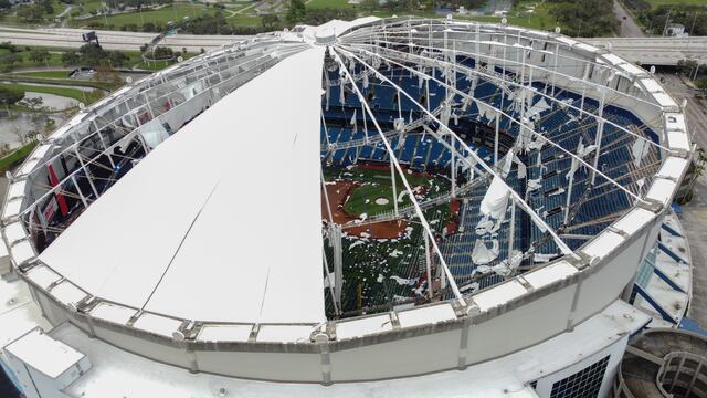 Destrucción del huracán Milton en el Tropicana Field de Tampa