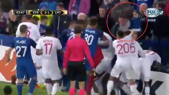 Un hincha del Everton tiró varios golpes con su hijo en brazos