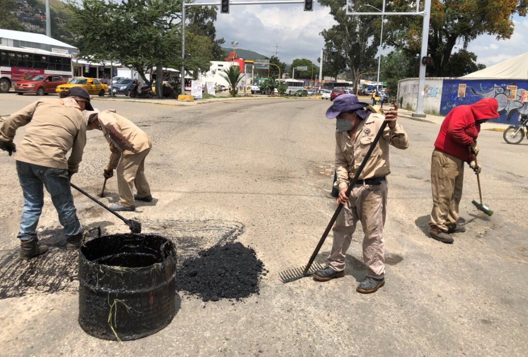 Arreglan baches en Oaxaca