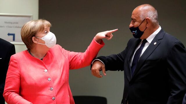 Angela Merkel señala la nariz del primer ministro búlgaro Boyko Borisov