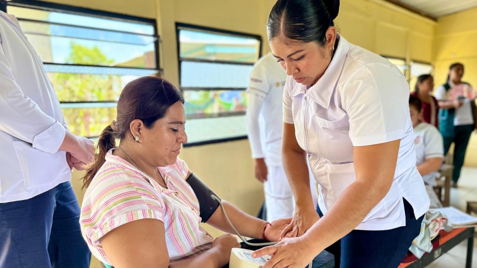 Javier May acerca servicios médicos gratuitos a comunidades ribereñas de Tabasco