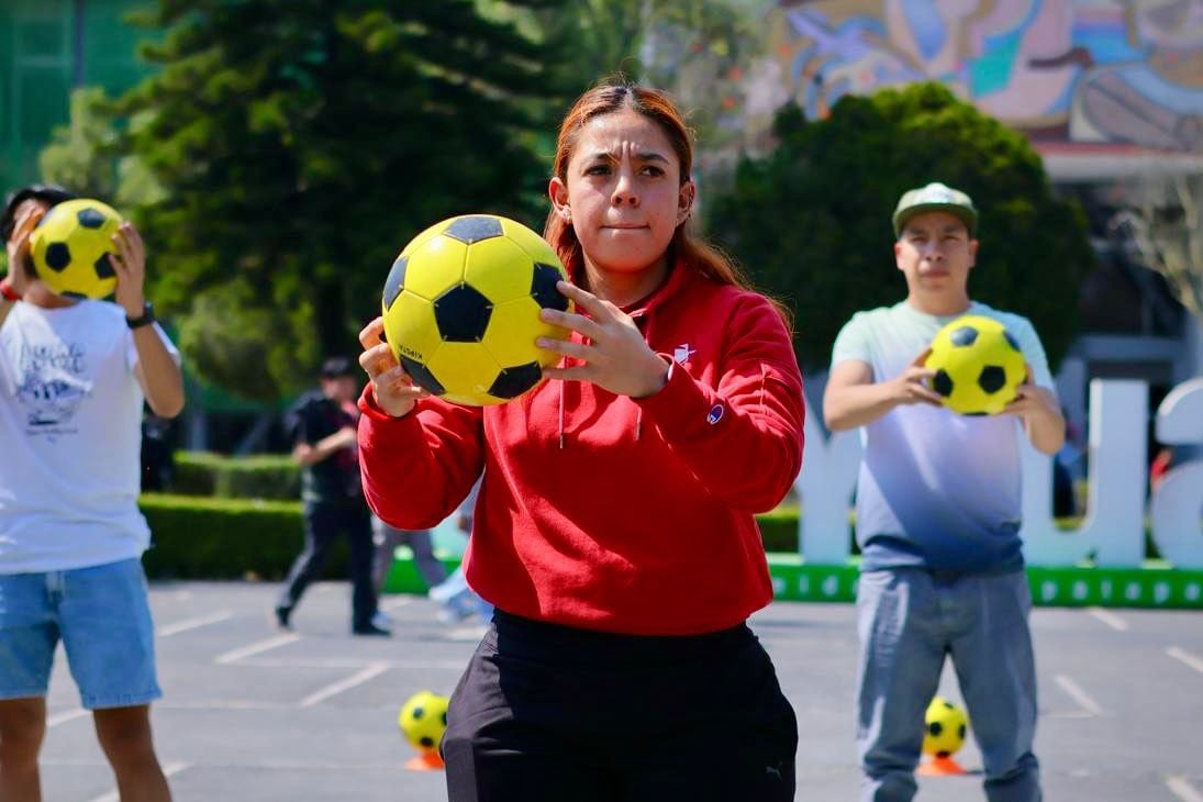 Entrenamiento para la clase de futbol más grande del mundo