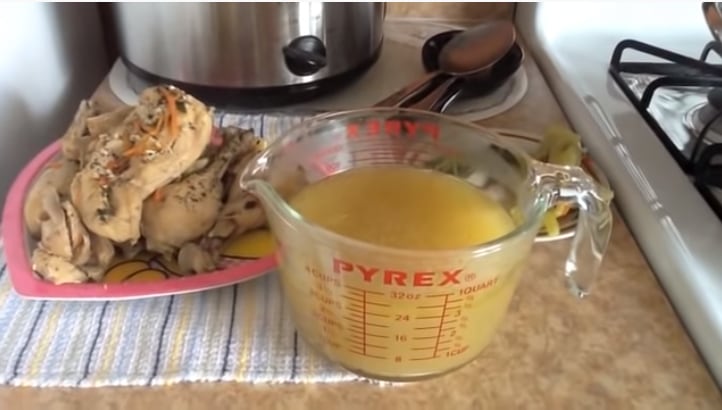 Consomé de pollo.
