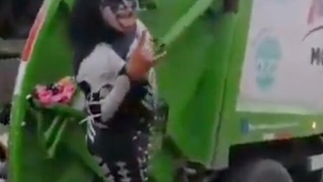 Recolector de basura disfrazado de Gene Simmons