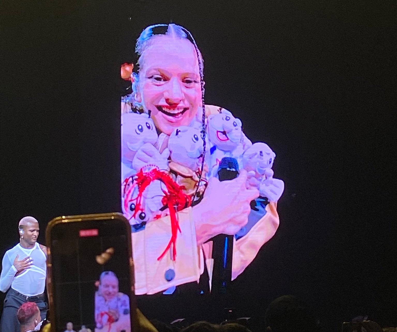 Rosalía con peluches de Dr. Simi