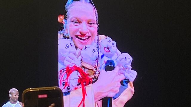 Rosalía con peluches de Dr. Simi