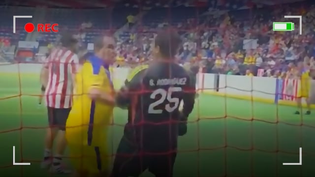 El video de Cuauhtémoc Blanco golpeando a portero en el Clásico de Leyendas América vs Chivas