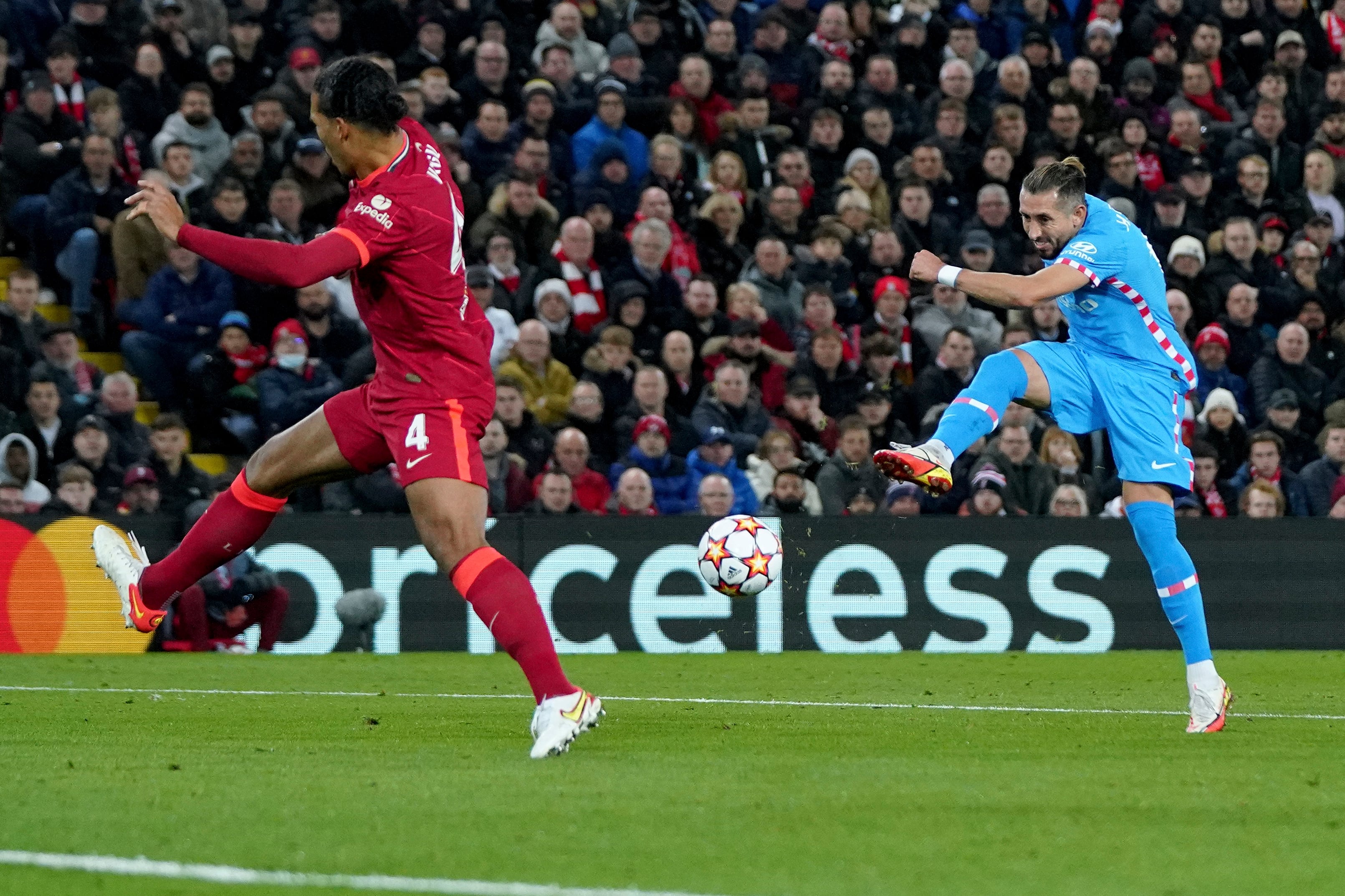 Héctor Herrera en el Liverpool vs Atlético de Madrid