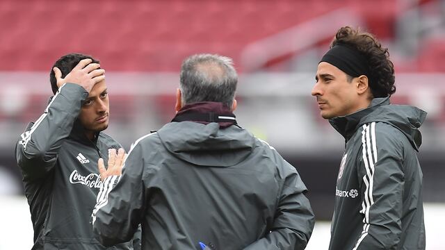 Chicharito Hernández y Memo Ochoa, en un entrenamiento con Selección Mexicana.