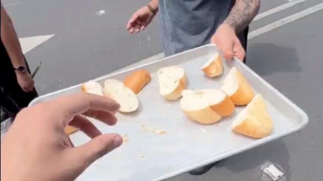 Reparten bolillo en CDMX tras sismo