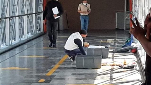 Comerciante ambulante en el Metro CDMX