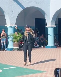 Maestra se caracteriza de Jenni Rivera