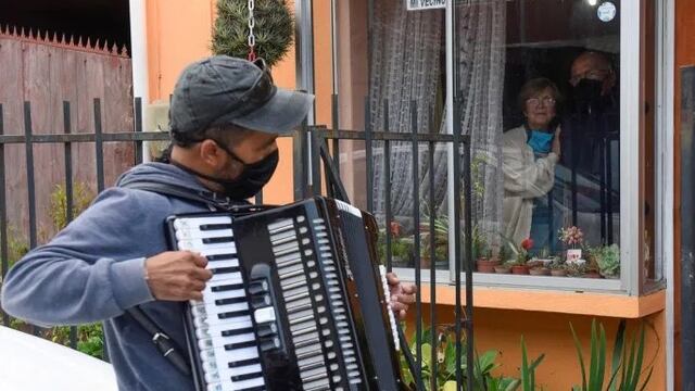 El conmovedor momento en que toca para sus padres.