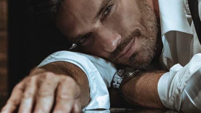 Julian Gil comparte video en la ducha