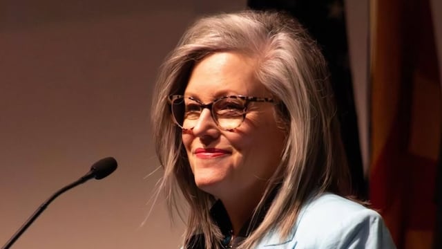 Katie Hobbs, gobernadora demócrata de Arizona.