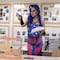 Una drag queen sorprende en las Elecciones España 2023; se transforma para convertirse en funcionaria de casilla