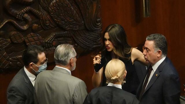 Adán Augusto y Andrea Chávez, conversaron durante Sesión Ordinaria en el Senado de la República
