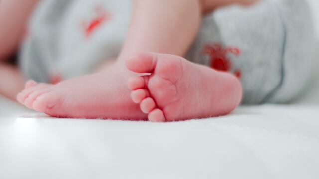 bebé pies