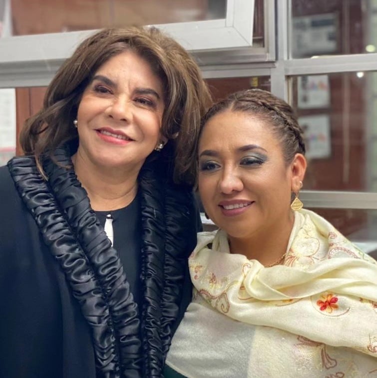 Anay Beltrán Reyes con Elena García, exalcaldesa de Tultitlán