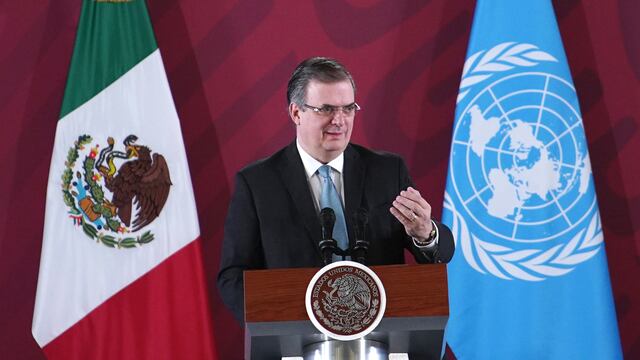 Cuauhtémoc, Ciudad de México, México, 01 de octubre de 2019.
Andrés Manuel López Obrador, Presidente de México en conferencia de prensa en el Salón Tesorería de Palacio Nacional. Lo acompañan: Luis Felipe López Calva, Director Regional para América Latina y el Caribe del Programa de las Naciones Unidas para el Desarrollo; María Luisa Albores González, Secretaria de Bienestar y Nueva Presidenta de la Conferencia Regional sobre el Desarrollo Social de América Latina y el Caribe; Andrés Manuel López Obrador, presidente de los Estados Unidos Mexicanos; Alicia Bárcena, Secretaria Ejecutiva de la Comisión Económica para América Latina y el Caribe de la Organización de las Naciones Unidas; Marcelo Ebrard Casaubon, Secretario de Relaciones Exteriores; Mariana Arismendi Dubinsky, Ministra de Desarrollo Rural de la República Oriental del Uruguay.
Foto: / Presidencia
Marcelo Ebrard Casubón