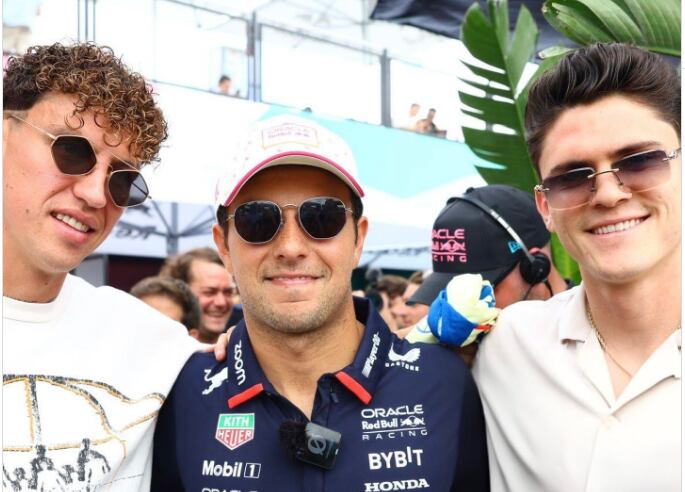Checo Pérez con Igor Lichnovsky e Israel Reyes