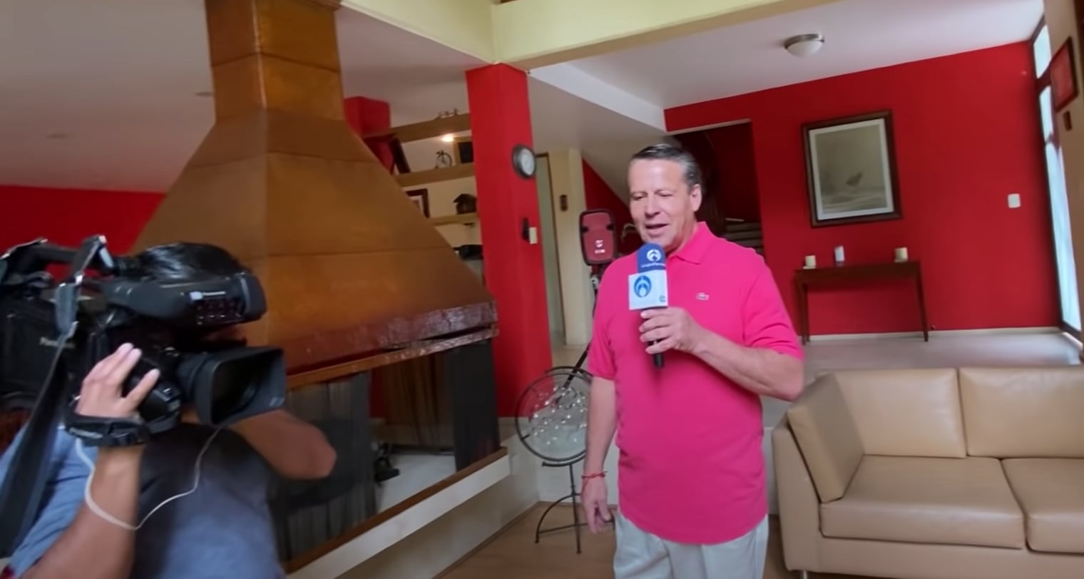 Alfredo Adame muestra el interior de su casa