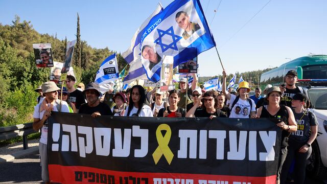 Familias de rehenes realizan marcha en Jerusalén