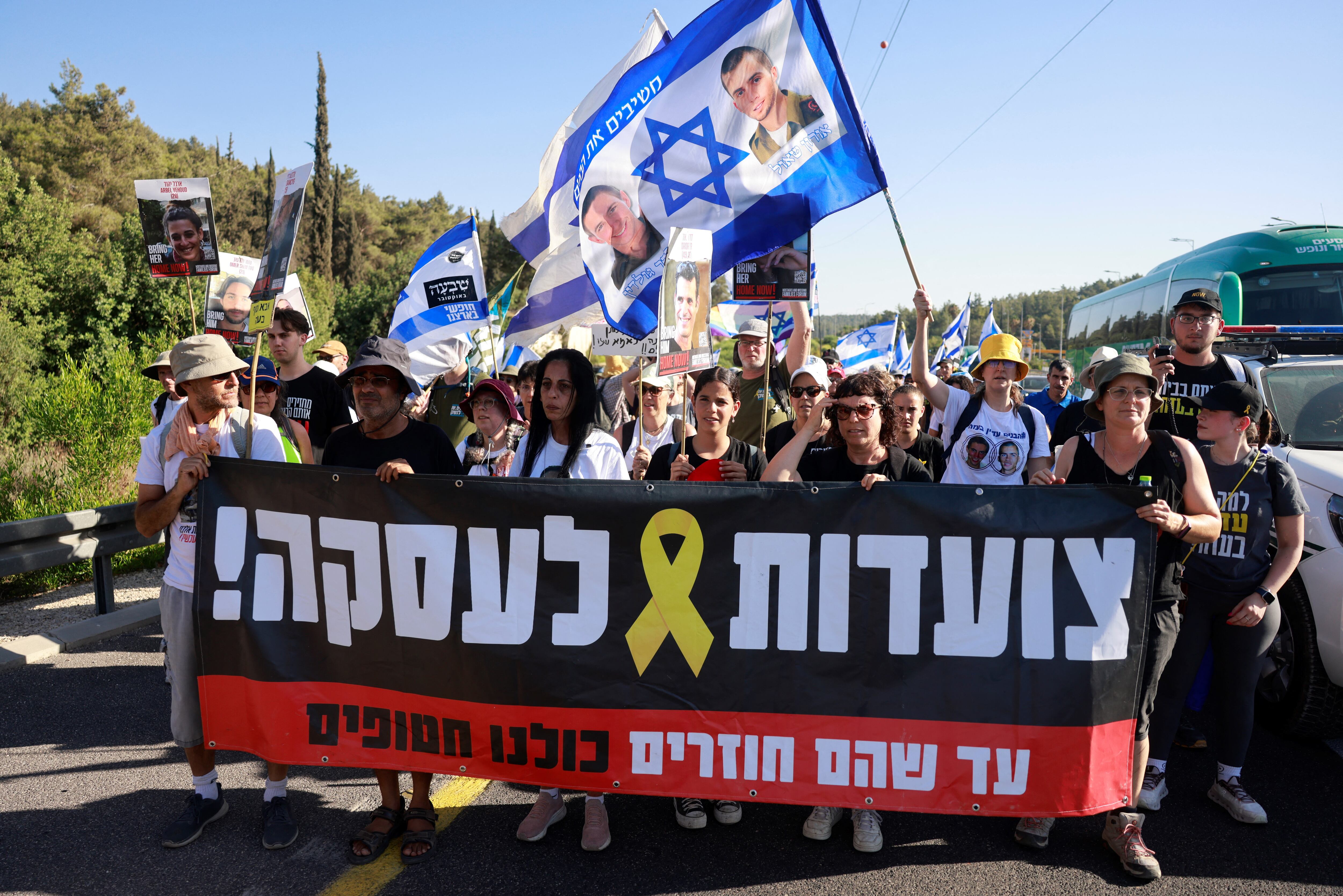 Familias de rehenes realizan marcha en Jerusalén