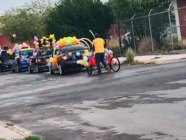 Papá adorna su triciclo