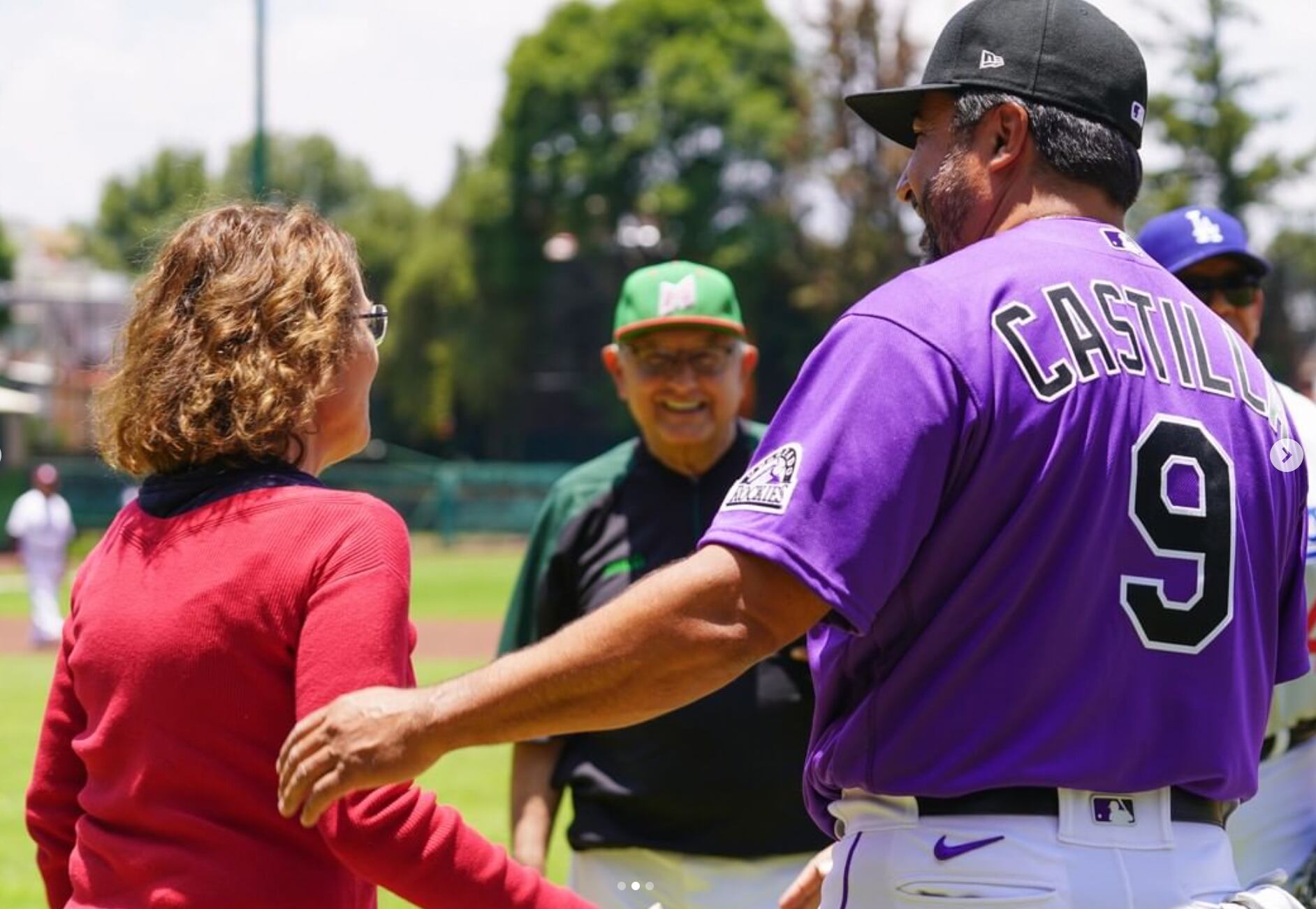 Beatriz Gutiérrez le echa porras a AMLO en su partido de béisbol