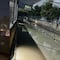 VIDEO: Usuarios del Metro CDMX treparon por la reja de la Línea A para salvarse de inundaciones