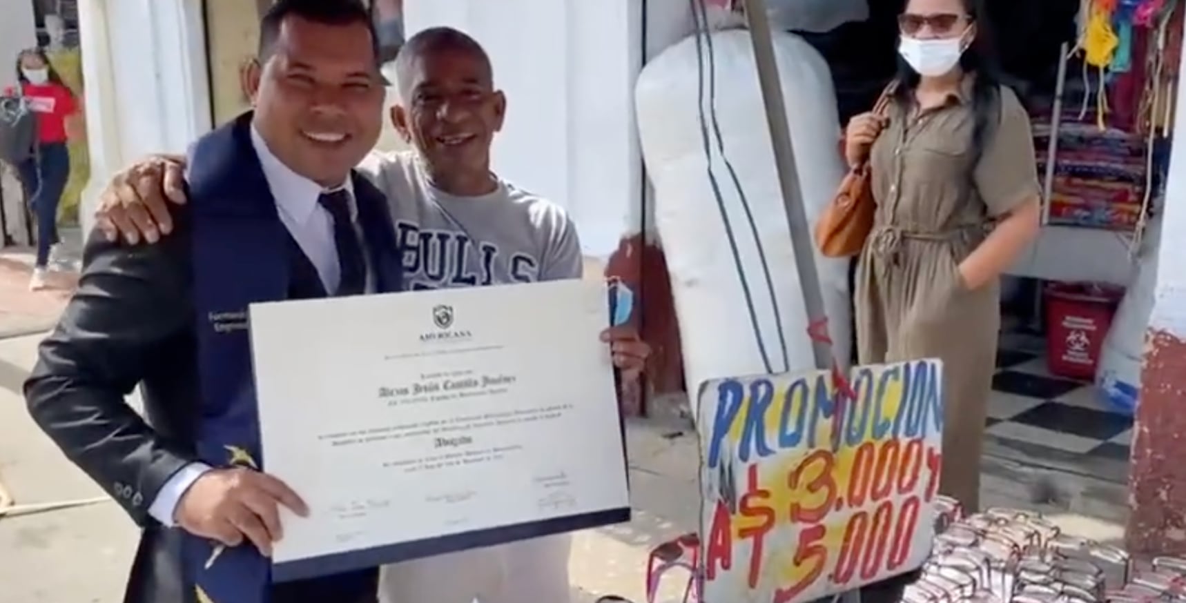 Presume título universitario junto a su papá