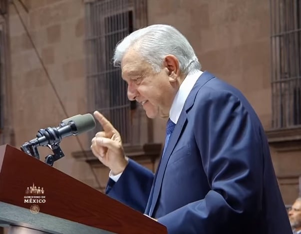 AMLO en el Zócalo presume obras y aumento de salarios
