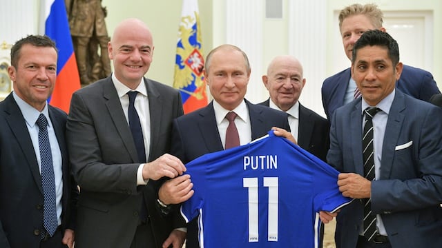 Campos e Infantino obsequiándole una camiseta al mandatario ruso