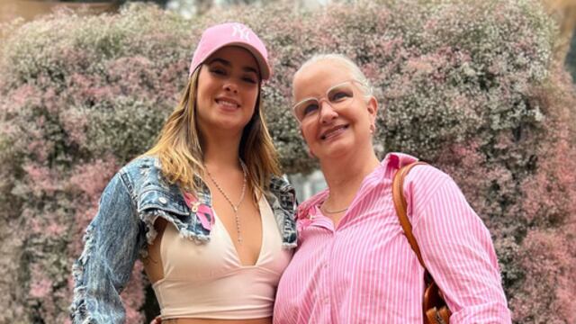 Gala Montes con su mamá, Crista Montes.