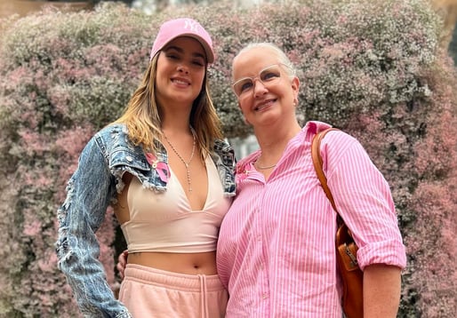 Gala Montes con su mamá, Crista Montes.