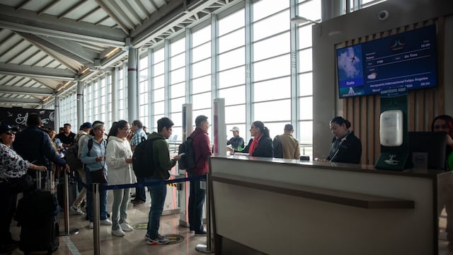Ataques en Medio Oriente obligan a cerrar espacio aéreo regional