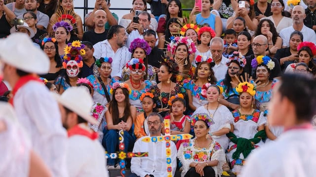 Mara Lezama celebra el Janal PIxan en Puerto Juárez.