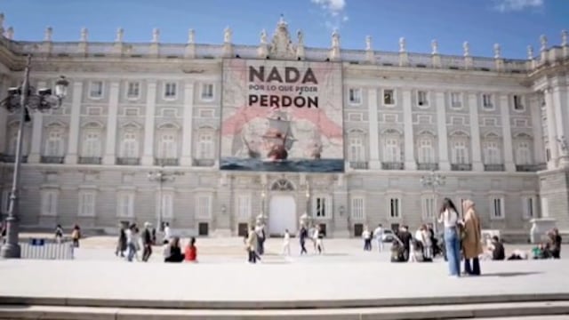 En redes sociales circula un video del Palacio Real de Madrid con un gran letrero con la leyenda: "Nada por lo que pedir perdón".