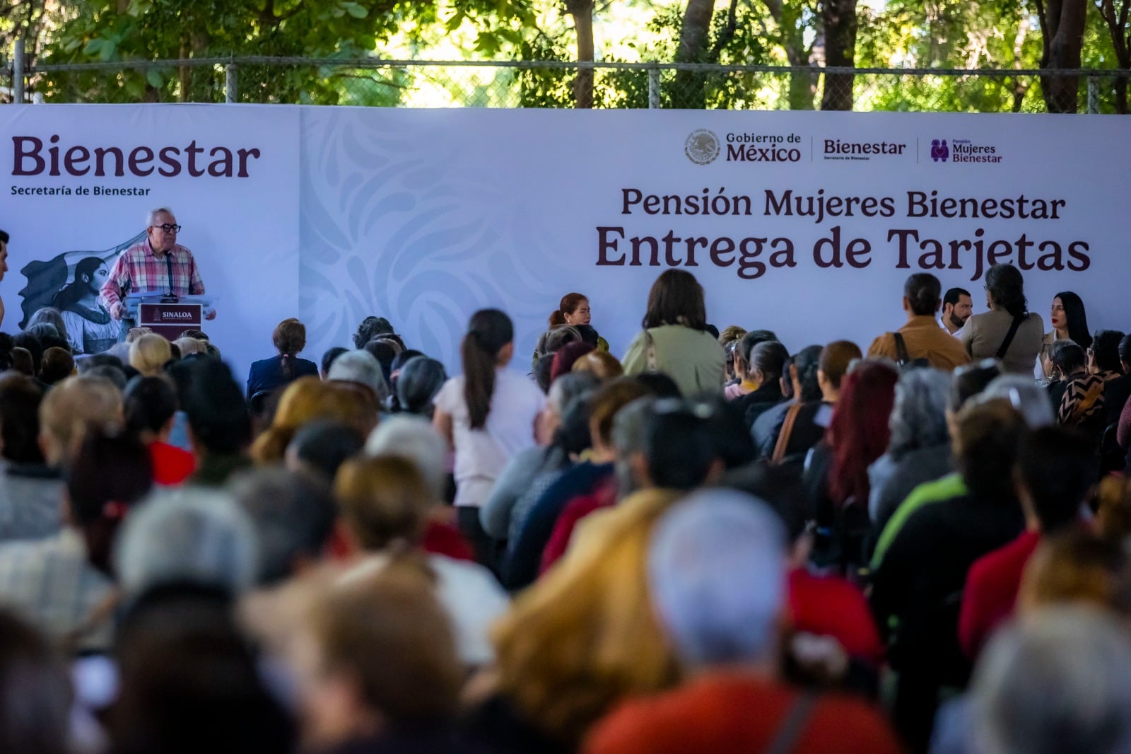 Rubén Rocha entrega tarjetas de Pensión para las Mujeres del Bienestar
