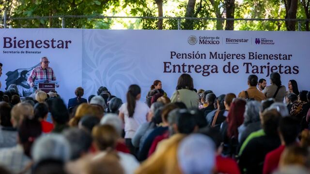 Rubén Rocha entrega tarjetas de Pensión para las Mujeres del Bienestar