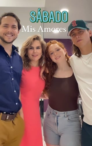 Leticia de Nigris con sus tres hijos; Alejandro, Andrea y Aldo.