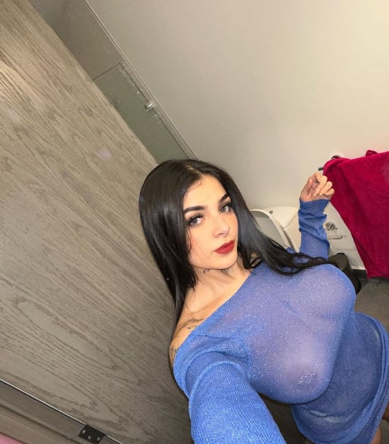 Karely Ruiz se quita el brasier