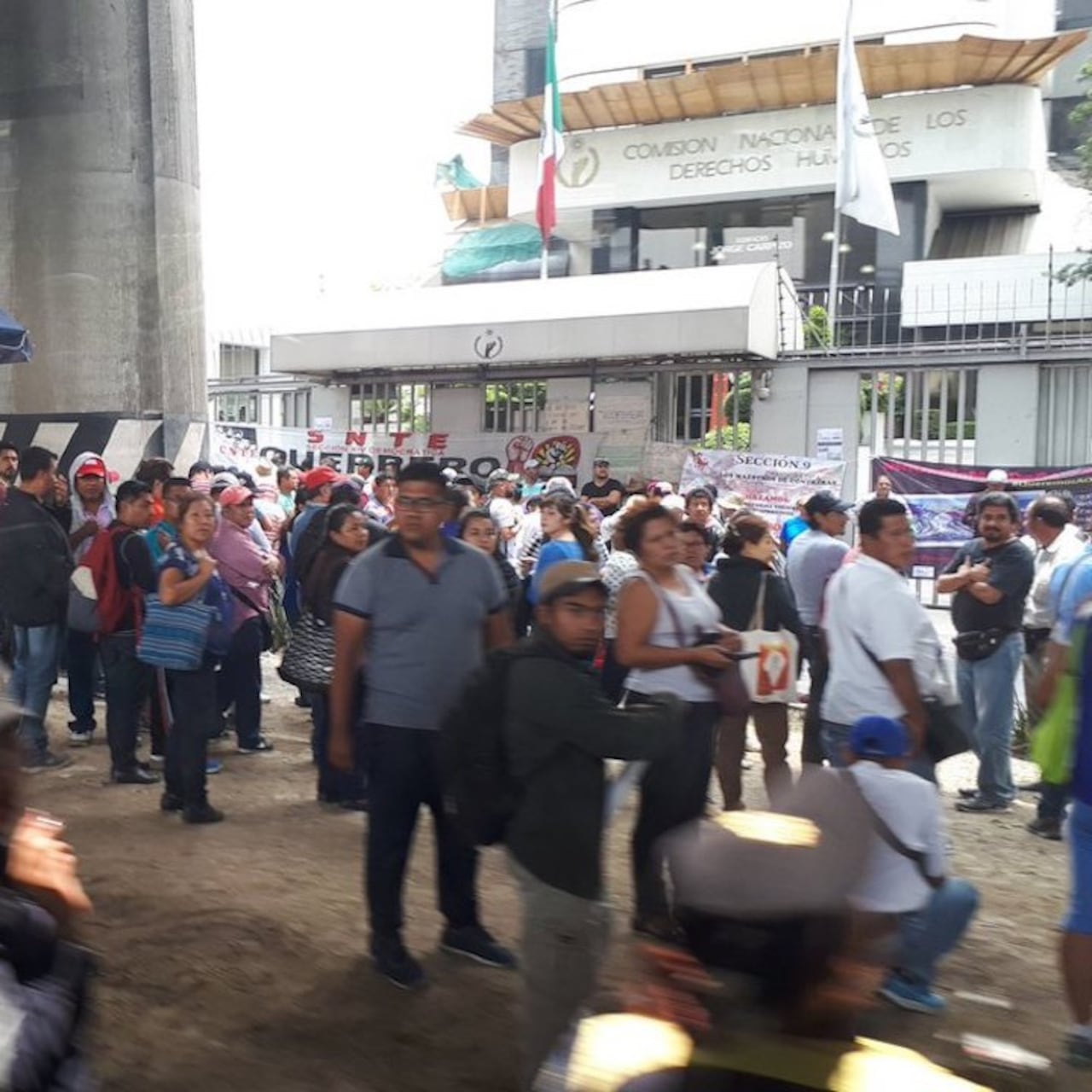 Con cierre en Periférico, CNTE lleva a CNDH queja por maestros heridos