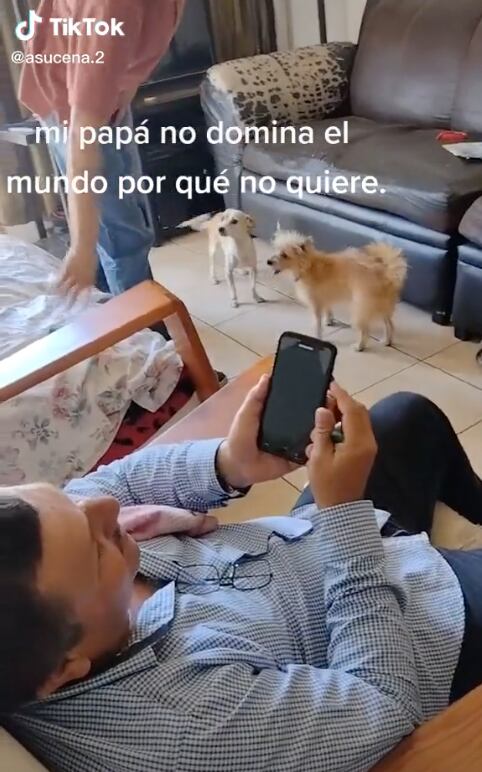 Papá repara su celular con una pinza