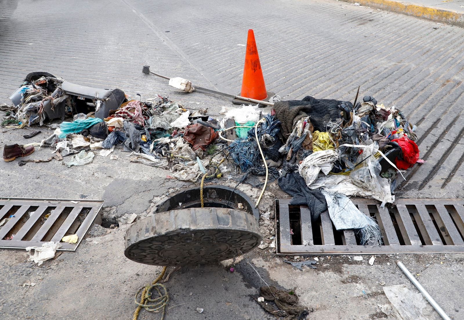 Desazolve de drenaje en la Álvaro Obregón