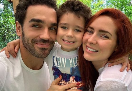 Ariadne Díaz junto a su esposo e hijo