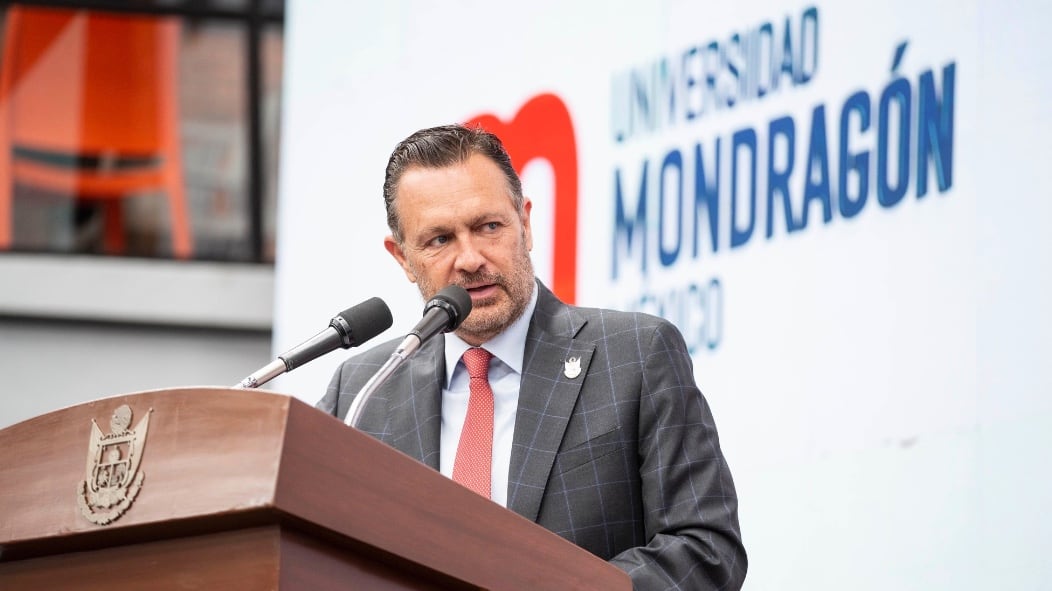 La niña Esmeralda y el gobernador Mauricio Kuri